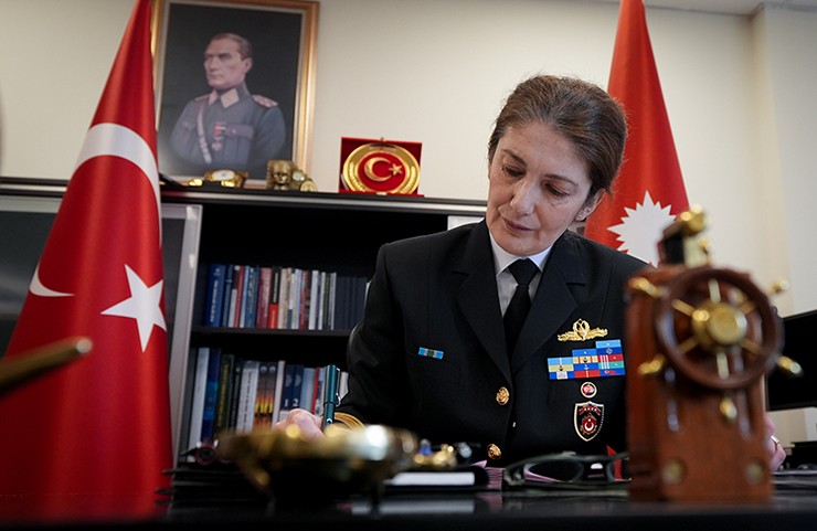 cumhuriyetin-ve-turk-silahli-kuvvetlerinin-ilk-kadin-amirali-olan-rizeli-tugamiral-gokcen-firat-3.jpg