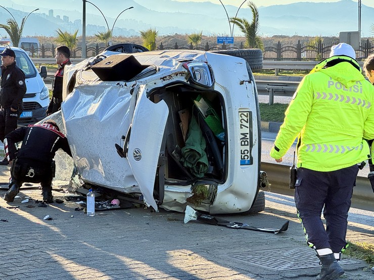 trabzonda-refuje-carparak-devrilen-otomobildeki-2-kisi-yaralandi-1.jpg