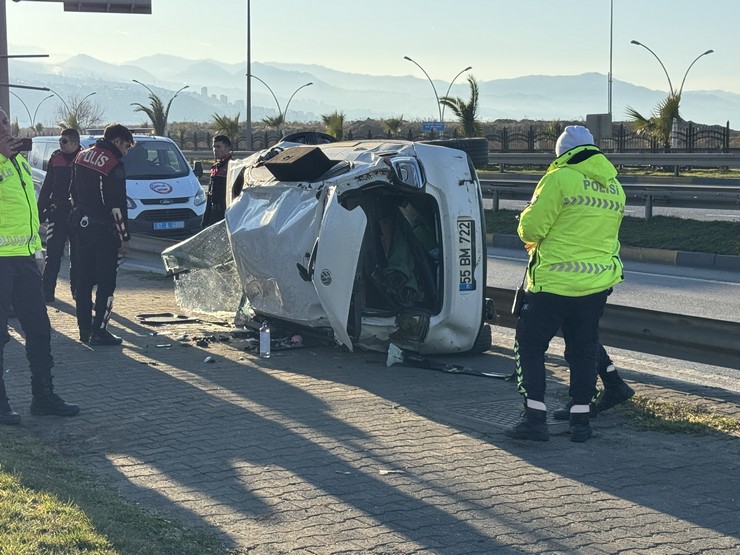 trabzonda-refuje-carparak-devrilen-otomobildeki-2-kisi-yaralandi-2.jpg