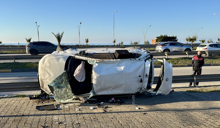 trabzonda-refuje-carparak-devrilen-otomobildeki-2-kisi-yaralandi-3.jpg