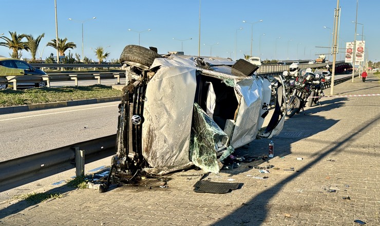 trabzonda-refuje-carparak-devrilen-otomobildeki-2-kisi-yaralandi-4.jpg