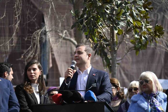 Başkan Ahmet Akın’ın ’dünya Emekçi Kadınlar Günü’ Mesajı: "Kadınların Emeklerini Berekete Çevirmek İçin Haftanın Yedi Günü Açık Olacak Şekilde Satış Yapabilecekleri Kapalı Alanları Şehrimize Kazandıracağız"