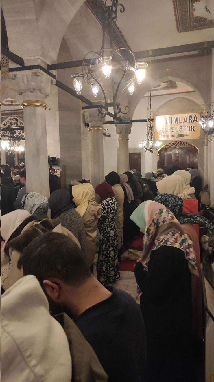 camide-kadin-erkek-yan-yana-namaz-kilmasi-olayinin-ardindan-inceleme.jpg