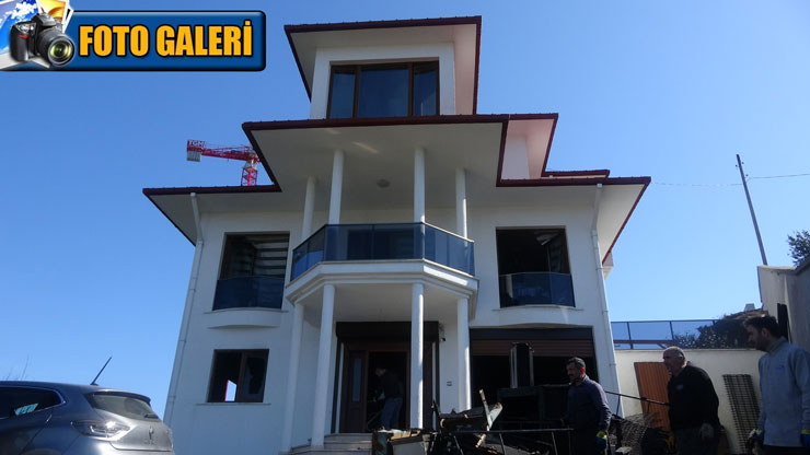 rizenin-pazar-ilcesinde-girdikleri-3-katli-villada-bir-sure-kalan-supheliler-garajdaki-elektrikli-aracin-parcalarini-sokup-calarak-evi-atese-verdi-001.jpg