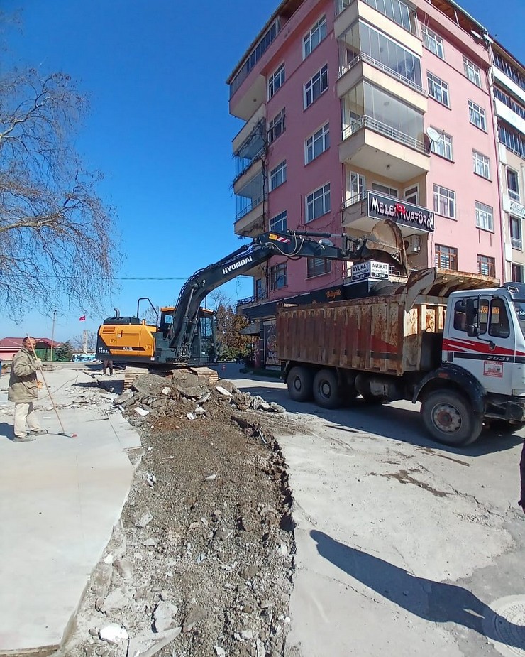ardesende-trafik-sorununa-nester-cinar-alti-bolgesi-yenileniyor-1.jpg