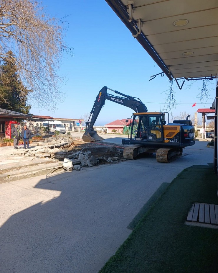 ardesende-trafik-sorununa-nester-cinar-alti-bolgesi-yenileniyor-3.jpg