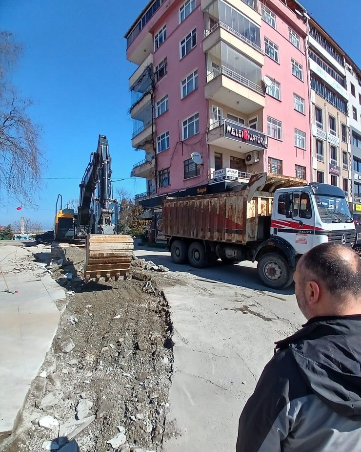 ardesende-trafik-sorununa-nester-cinar-alti-bolgesi-yenileniyor-4.jpg