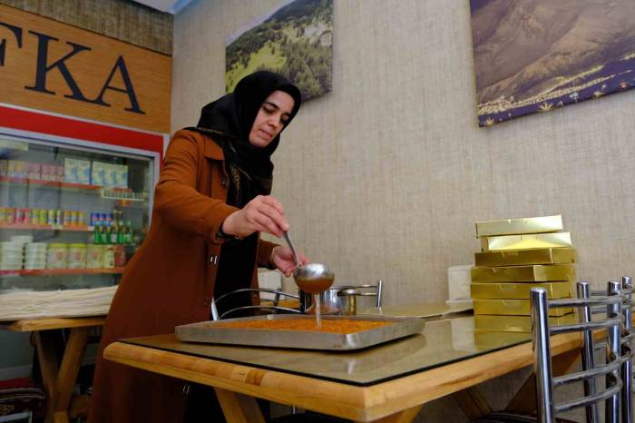 Erzincan’da İftar Sofralarının Vazgeçilmez Lezzeti: "Kesme Kadayıf Tatlısı"