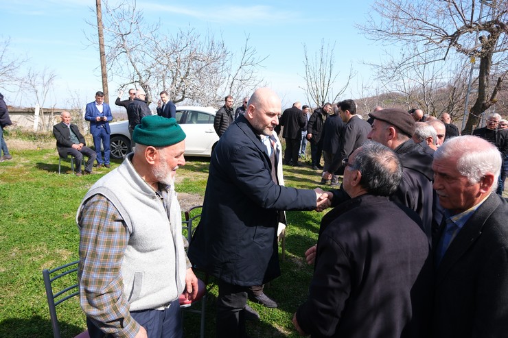eski-icisleri-bakani-suleyman-soylunun-samsunun-bafra-ilcesinde-yasayan-dayisi-halit-reis-68-hayatini-kaybetti-reis-bugun-topraga-verilirken-cenazeye-katilan-soylu-001.jpg