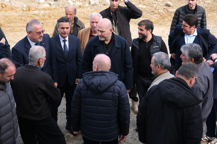 eski-icisleri-bakani-suleyman-soylunun-samsunun-bafra-ilcesinde-yasayan-dayisi-halit-reis-70-hayatini-kaybetti-reis-bugun-topraga-verilirken-cenazeye-katilan-soylu.jpg