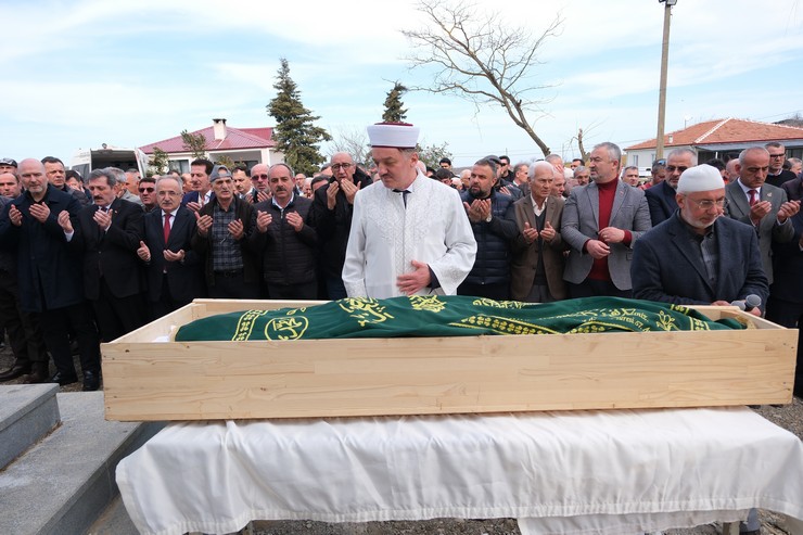 eski-icisleri-bakani-suleyman-soylunun-samsunun-bafra-ilcesinde-yasayan-dayisi-halit-reis-71-hayatini-kaybetti-reis-bugun-topraga-verilirken-cenazeye-katilan-soylu.jpg