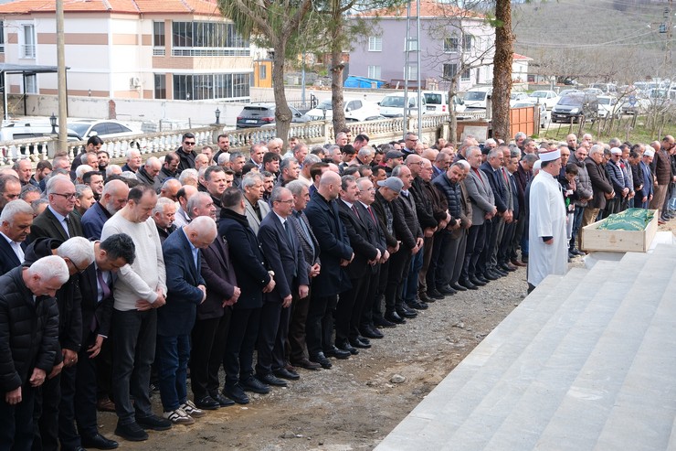 eski-icisleri-bakani-suleyman-soylunun-samsunun-bafra-ilcesinde-yasayan-dayisi-halit-reis-72-hayatini-kaybetti-reis-bugun-topraga-verilirken-cenazeye-katilan-soylu.jpg