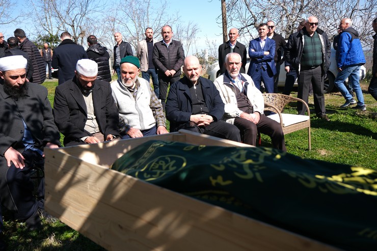 eski-icisleri-bakani-suleyman-soylunun-samsunun-bafra-ilcesinde-yasayan-dayisi-halit-reis-73-hayatini-kaybetti-reis-bugun-topraga-verilirken-cenazeye-katilan-soylu.jpg