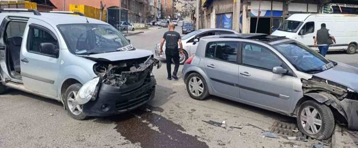 Karabük’te Hafif Ticari Araç İle Otomobil Çarpıştı: 2 Yaralı