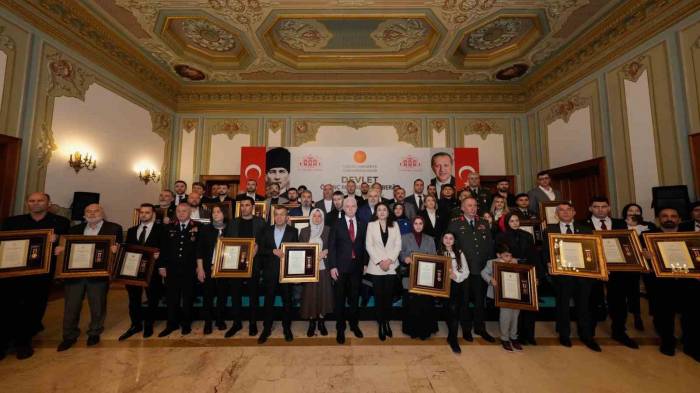 İstanbul Valisi Davut Gül, Şehit Aileleri Ve Gazilere Devlet Övünç Madalyası Takdim Etti