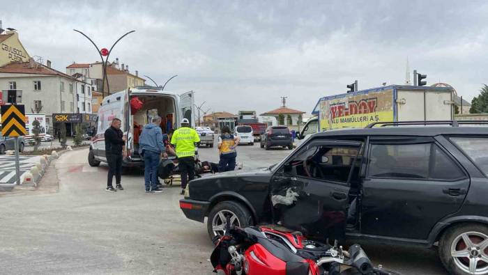 Karaman’da Otomobille Çarpışa Motosikletin Sürücüsü Yaralandı