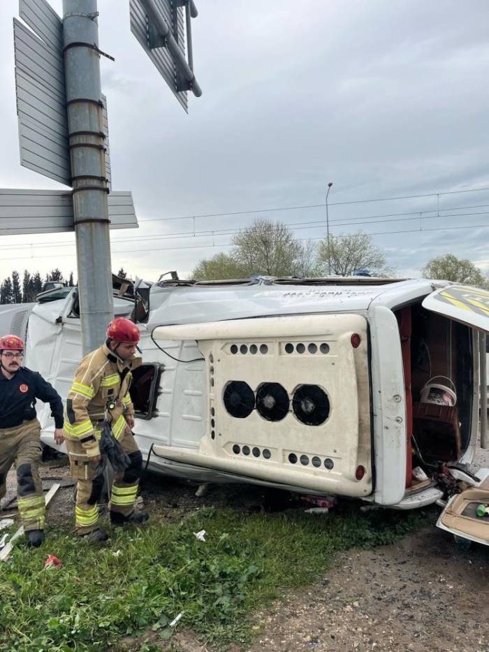 Kontrolden Çıkan Servis Aracı Refüje Girdi: 1 Bebek Öldü, 5 Kişi Yaralandı