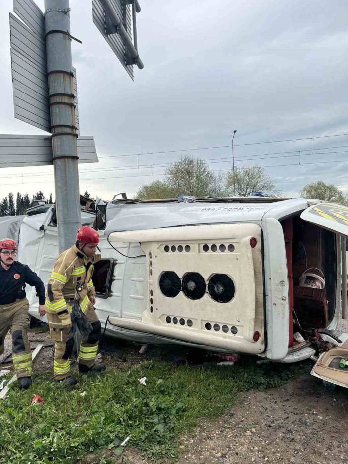 Bursa’da Servis Aracı Bariyerlere Çarptı: 6 Yaralı