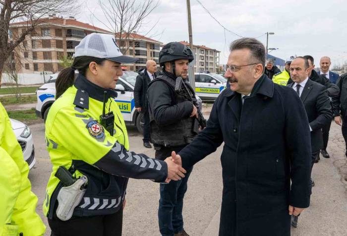 Eskişehir Valisi Hüseyin Aksoy Polis Uygulama Noktasını Ziyaret Etti