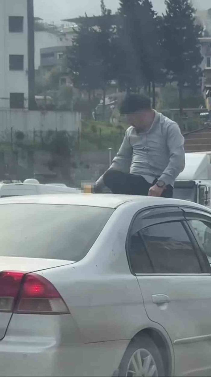 Canını Hiçe Sayarak Otomobilin Üzerinde Alkol Tüketen Şahsın Keyfi Pes Dedirtti