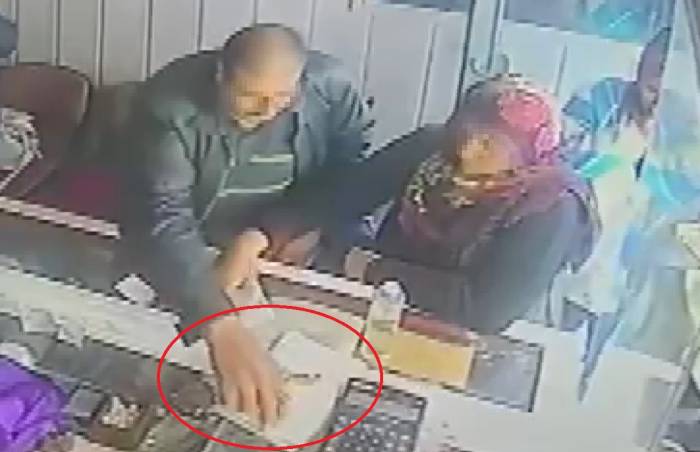 Kuyumcuda Altın Bakan Şahıs Kaşla Göz Arasında 100 Bin Tl’lik Altın Bilekliği Cebine Attı