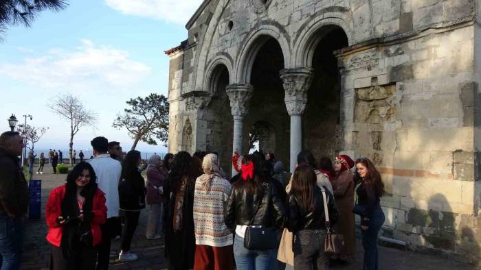 Ortahisar Ayasofya Camisi Ramazan Bayramı’nda Ziyaretçi Akınına Uğruyor