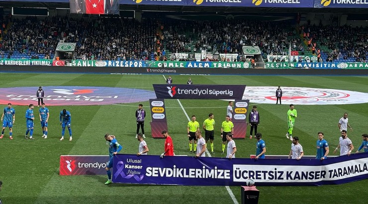 caykur-rizespor-ve-sivasspor-sahaya-kanser-taramasi-farkindaligiyla-cikti-3.jpg