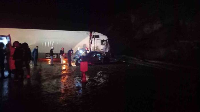 Kütahya’da Tır, Otomobilin Üzerine Devrildi: 1 Ölü, 1 Yaralı