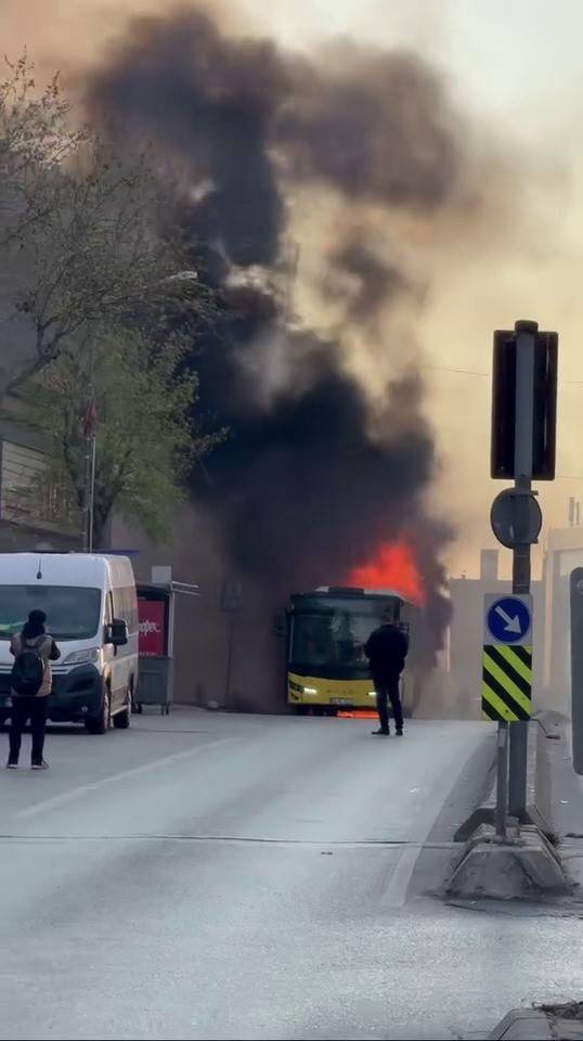 Ümraniye’de İett Otobüsü Yandı