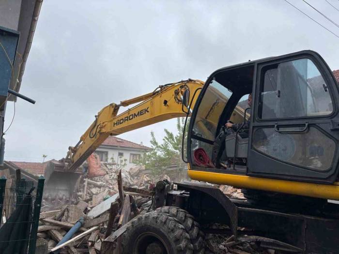 Erenler’de Metruk Binalar Yıkılıyor