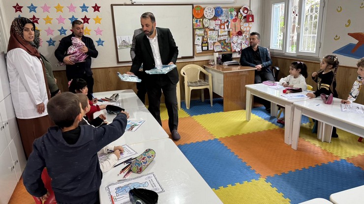 rize-muftusu-naci-cakmakcidan-osmaniyedeki-minik-kalplere-ziyaret-ve-hediye-10.jpg