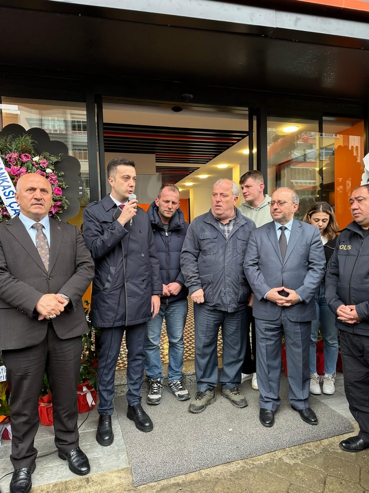 rizenin-cayeli-ilcesinde-genc-girisimci-isadami-kasim-kuru-tarafindan-hayata-gecirilen-bulent-borek-subesinin-acilisi-coskuyla-gerceklestirildi-4.jpg