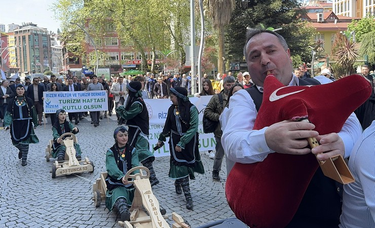 rizede-turizm-haftasi-dolayisiyla-kortej-yuruyusu-gerceklestirildi-5.jpg