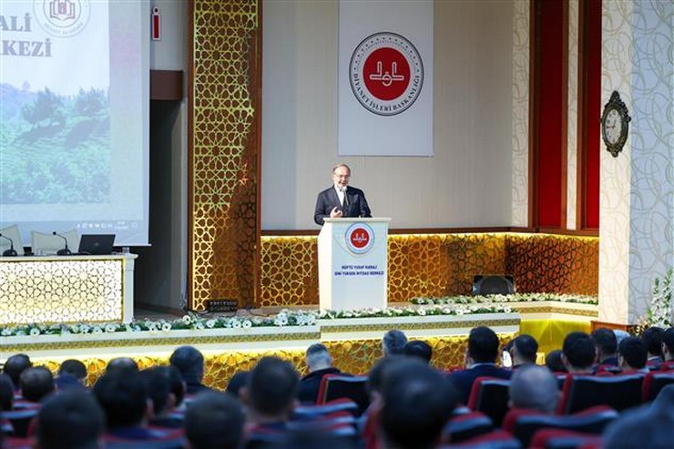 diyanet-isleri-eski-baskani-prof-dr-mehmet-gormez-rize-muftu-yusuf-karali-dini-yuksek-ihtisas-merkezinde-egitim-goren-kursiyerlerle-bir-araya-gelerek-bir-soylesi-ger-3.jpg
