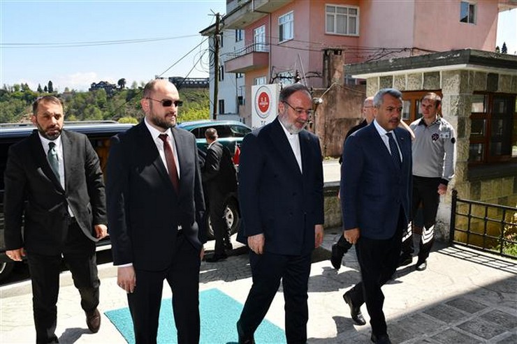 diyanet-isleri-eski-baskani-prof-dr-mehmet-gormez-rize-muftu-yusuf-karali-dini-yuksek-ihtisas-merkezinde-egitim-goren-kursiyerlerle-bir-araya-gelerek-bir-soylesi-ger-4.jpg