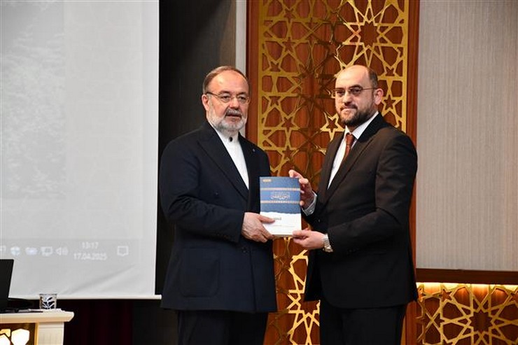 diyanet-isleri-eski-baskani-prof-dr-mehmet-gormez-rize-muftu-yusuf-karali-dini-yuksek-ihtisas-merkezinde-egitim-goren-kursiyerlerle-bir-araya-gelerek-bir-soylesi-ger.jpg