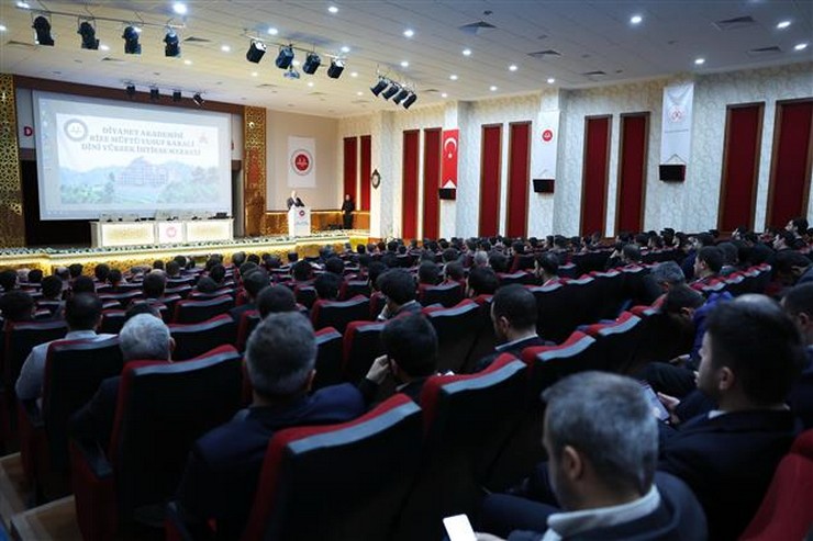 diyanet-isleri-eski-baskani-prof-dr-mehmet-gormez-rize-muftu-yusuf-karali-dini-yuksek-ihtisas-merkezinde-egitim-goren-kursiyerlerle-bir-araya-gelerek-bir-soylesi-gerce-1.jpg