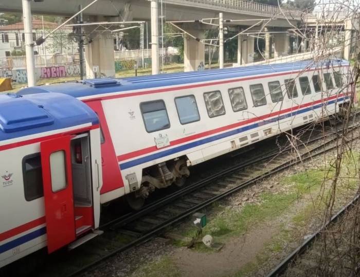 İzmir’de Vagon Raydan Çıktı