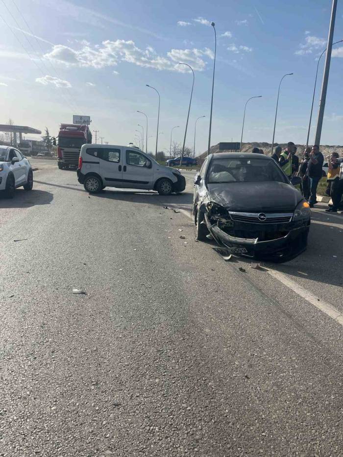 Hafif Ticari Araç İle Otomobil Çarpıştı: 5 Yaralı