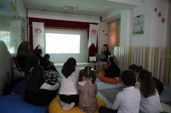 Gümüşhane’de Aile Yılı Kapsamında Veliler Ve Öğrenciler Birlikte Kitap Okudu