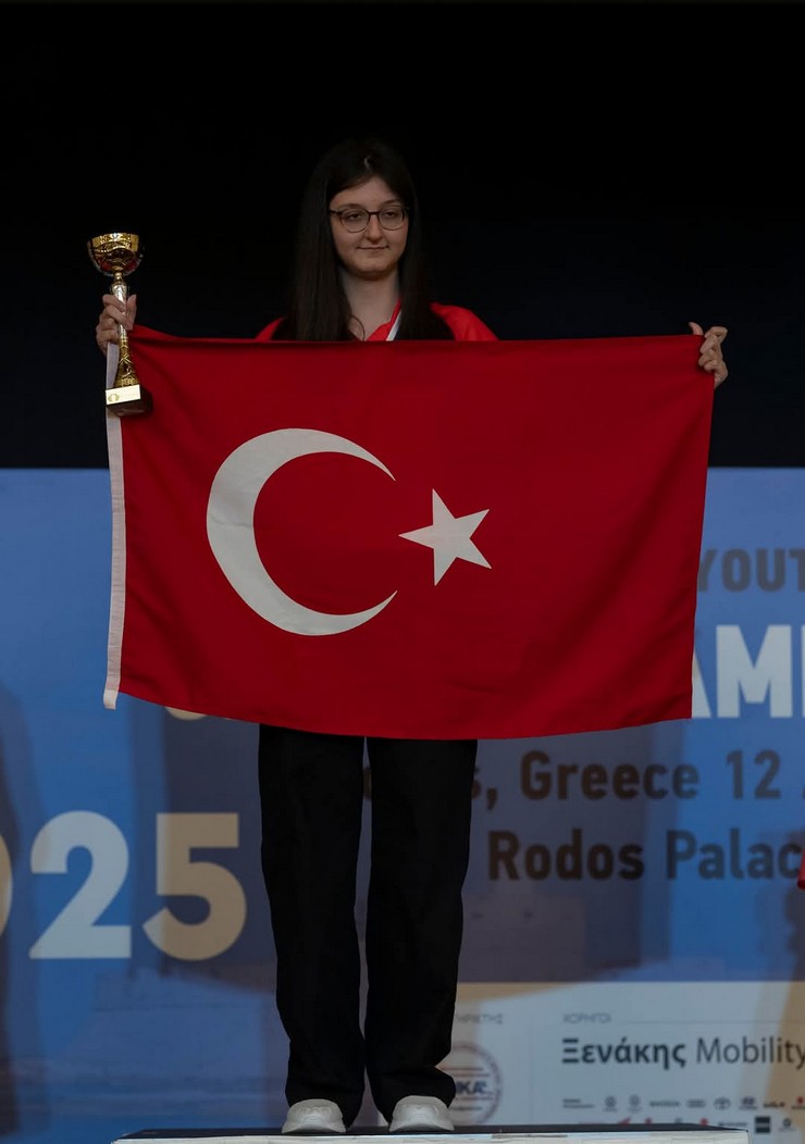 turk-satrancci-arya-aydogan-14-yas-alti-kategorisinde-dunya-sampiyonluguna-ulasti-1.jpg