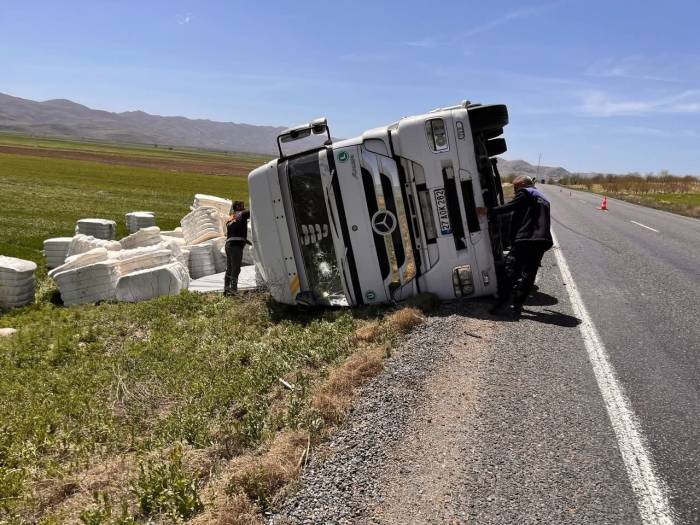 Tır Sürücüsünü Sıkıştığı Yerden İtfaiye Ekipleri Kurtardı