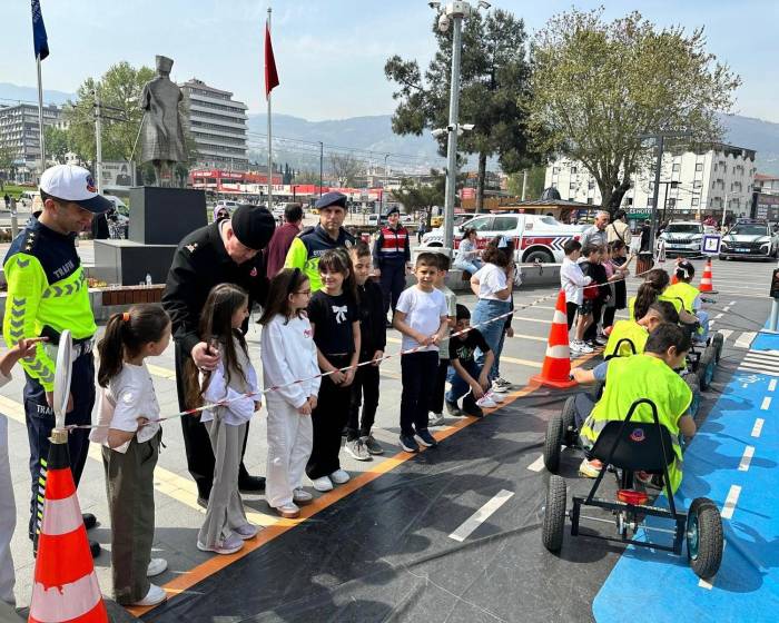 Bursa İl Jandarma Komutanlığı’ndan Miniklere Trafik Dersi