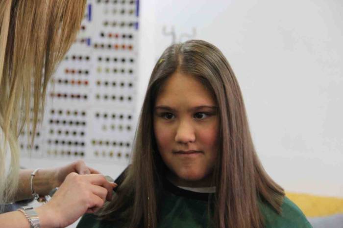 Devlet Yurdunda Büyüyen Vatandaş, Kadın Kuaförü Eşiyle Birlikte Yürekleri Isıtıyor