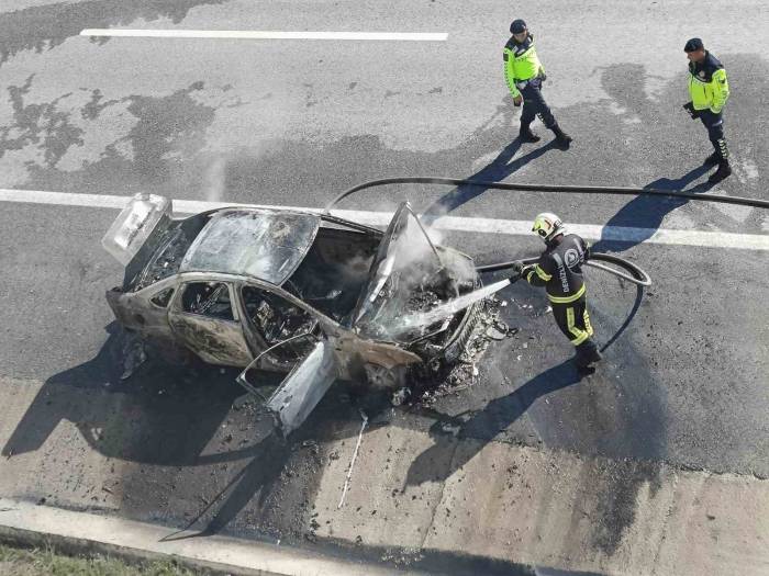 Denizli-aydın Otoyolunda Alev Alan Otomobil Metal Yığınına Döndü