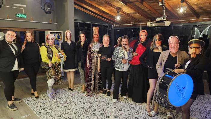 Kadınların Maskeli Ünlüler Gecesinde Ortaya Renkli Görüntüler Çıktı