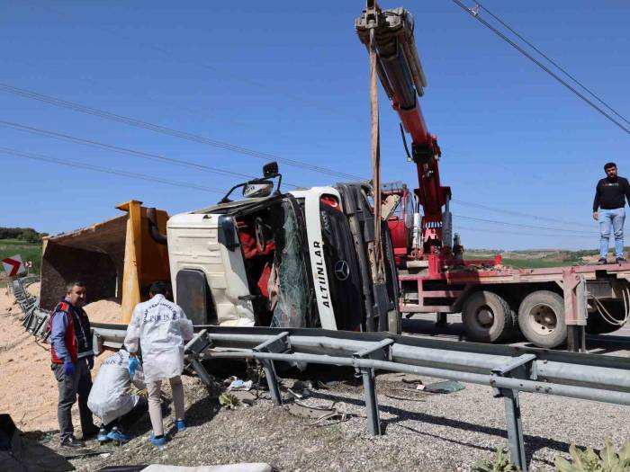 Adıyaman’da Virajı Alamayan Tır Devrildi: 1 Ölü