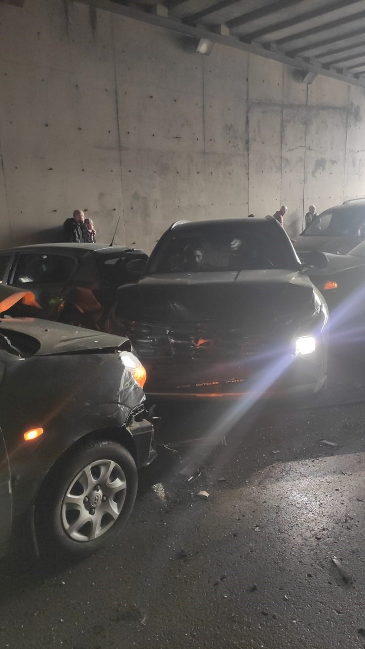 trabzonun-ortahisar-ilcesi-comlekci-mahallesinde-meydana-gelen-zincirleme-trafik-kazasinda-25-arac-birbirine-girerken-kazada-ilk-belirlemelere-gore-12-kisi-yaralandi-1.jpg