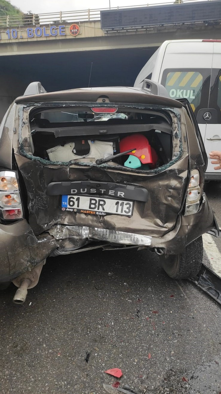 trabzonun-ortahisar-ilcesi-comlekci-mahallesinde-meydana-gelen-zincirleme-trafik-kazasinda-25-arac-birbirine-girerken-kazada-ilk-belirlemelere-gore-12-kisi-yaralandi-3.jpg