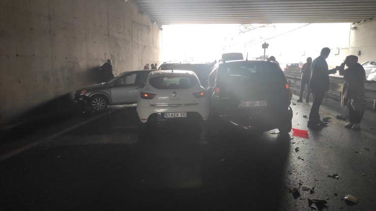 trabzonun-ortahisar-ilcesi-comlekci-mahallesinde-meydana-gelen-zincirleme-trafik-kazasinda-25-arac-birbirine-girerken-kazada-ilk-belirlemelere-gore-12-kisi-yaralandi-4.jpg